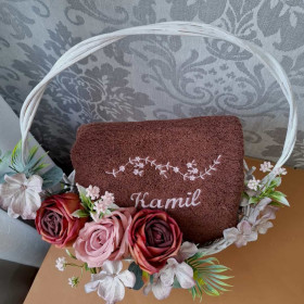 kosz prezentowy z personalizowanym ręcznikiem dla kamila